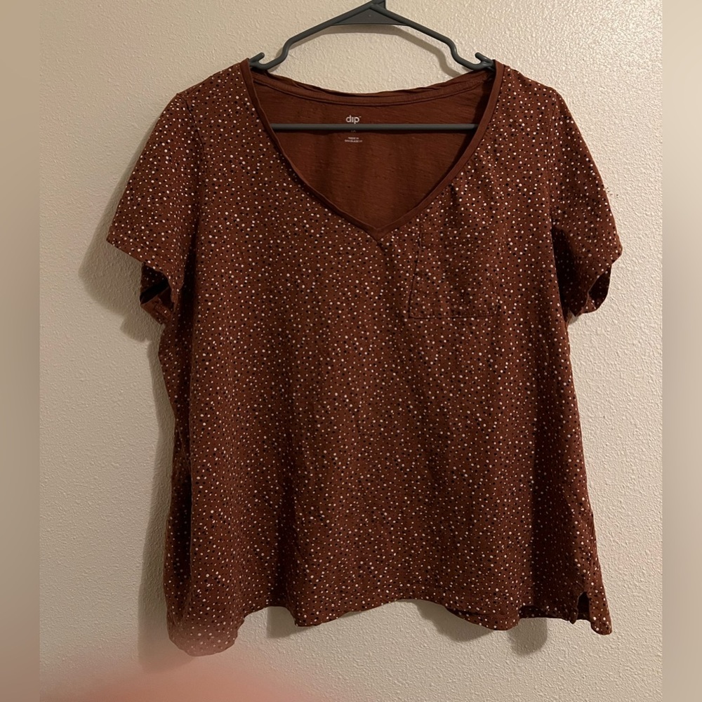 Brown speckled DIP tee